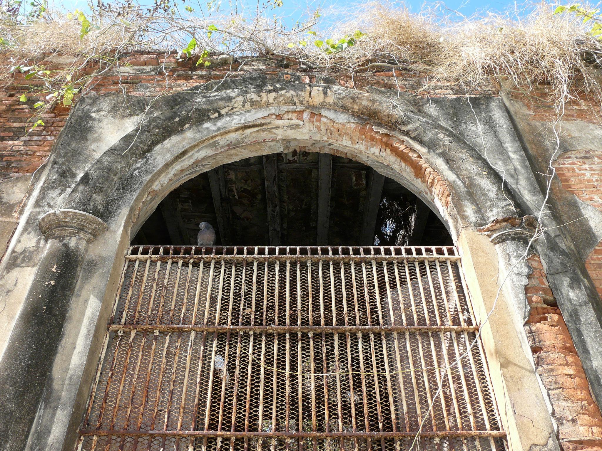 Edificio abandonado en la Avenida González Clemente - Ponce - 2012 00011